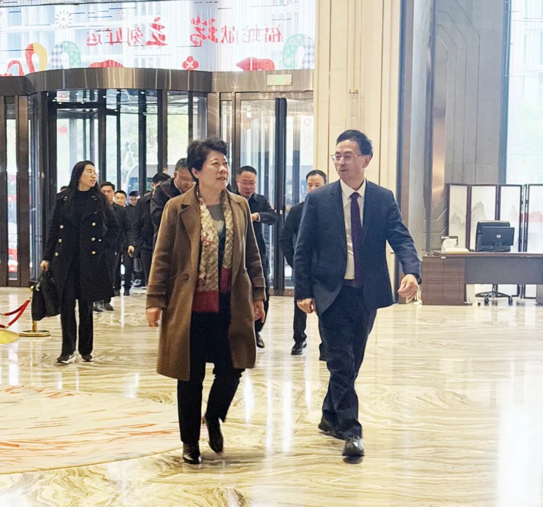 湖南省委常委、長(zhǎng)沙市委書(shū)記吳桂英在滬考察 肯定“國(guó)企實(shí)力+民企活力”協(xié)同發(fā)展模式 要求深化務(wù)實(shí)合作